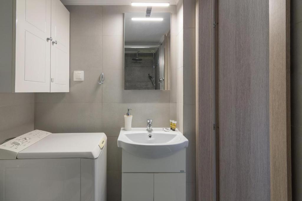 Lovely Studio Apartment For 2 Ppl In เอเธนส์ ภายนอก รูปภาพ